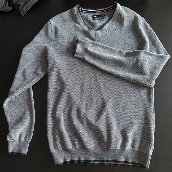 Organic cotton v-neck sweater by Le 31 exclusive from Simons - Picture 1 of 3